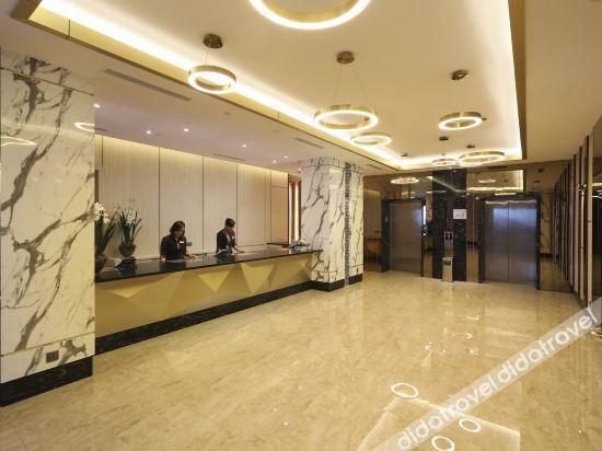 Hotel Hompton By The