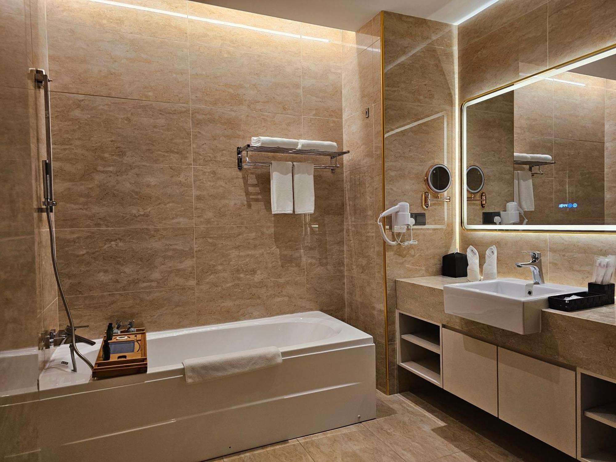 Hompton By The Hotel 4*